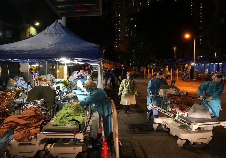 香港疫情的失控,也讓醫療系統面臨崩潰,患者只能頂著寒風在院外接受治療。rappler