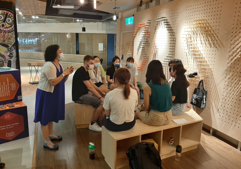 圖 / 國立中山大學西灣學院English Table活動現場（左一為李香蘭副院長），照片提供：中山大學。