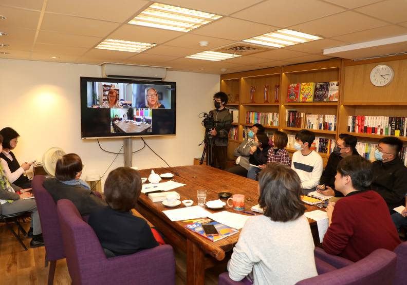 科學家吉爾伯特、格林透過越洋連線,還原AZ疫苗研發過程的艱辛。張智傑攝