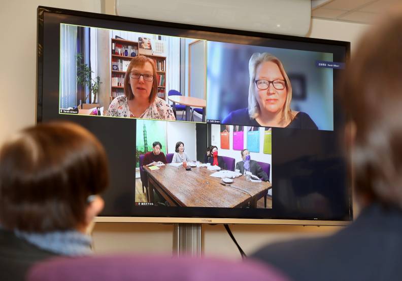 AZ疫苗研發科學家吉爾伯特(畫面左)與格林(畫面右)接受《遠見雜誌》越洋視訊專訪。張智傑攝