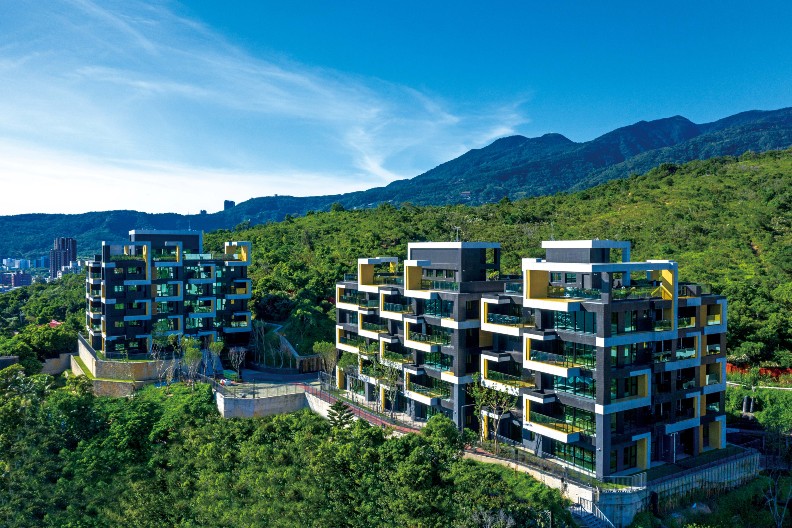 曉陽明莊園前有關渡平原、淡水河和林口台地的美景，後頭還倚靠著北投知名的軍艦岩親山步道、丹鳳山，方便住戶不出門在家也能享受到親山自然。