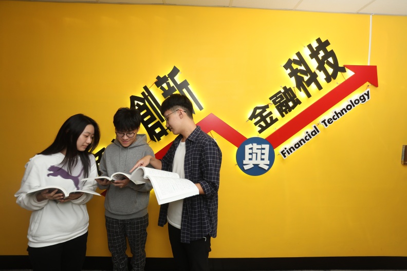 隨著環境汙染、氣候變遷帶來的問題，都讓企業社會責任、永續金融成重要議題。 圖為義守大學財務金融管理學系。蘇義傑攝