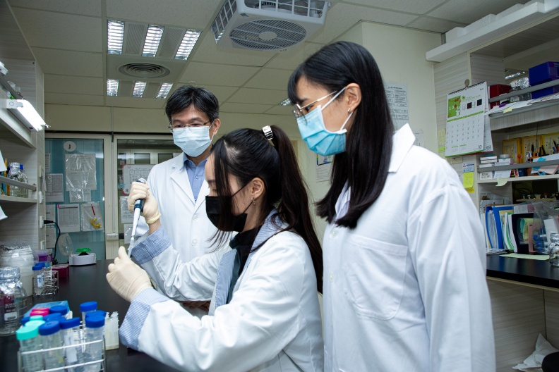 新冠疫情的肆虐，加速全球智慧醫療的發展。圖為長庚大學微生物及免疫學科實驗室。池孟諭攝 