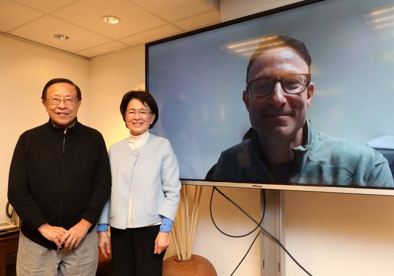遠見.天下文化事業群創辦人高希均(左)、發行人王力行(右)透過視訊與祖克曼合影。張智傑攝