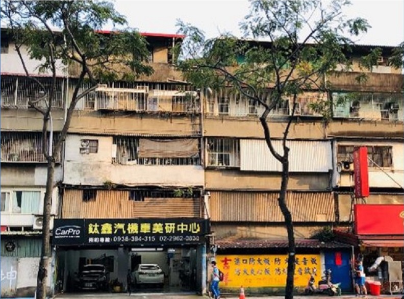 早期縣民大道為鐵路,建築物皆背向主幹道且多裝設鐵窗,建築物背面外牆凌亂參差,白華與髒污讓建物更顯老舊。新北市城鄉局提供