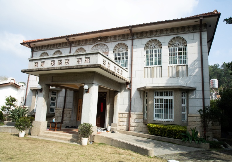 1946年姜阿新創立永光茶葉，引領台灣走入「茶金年代」。他在祖厝天水堂旁，建蓋一棟和洋混搭西式洋樓，當年來說，極顯雄偉。