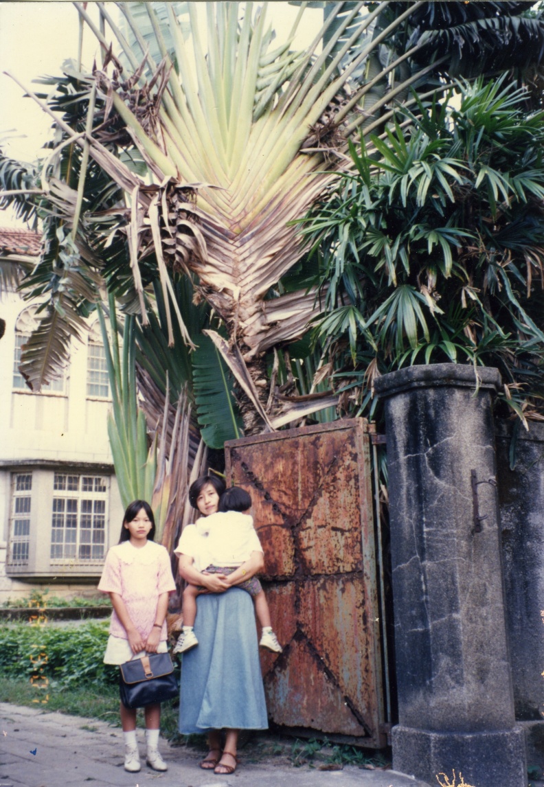 1994年廖惠慶曾帶子女重返姜阿新洋樓,卻不得門其入,僅能在門口照相留念。廖惠慶提供