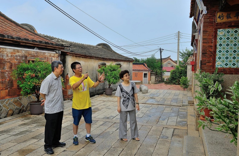 蔡其祥（黃衣）為前副總統陳建仁夫婦深入導覽，解說大門上的藝術與典故。鳳毛麟趾古厝民宿提供