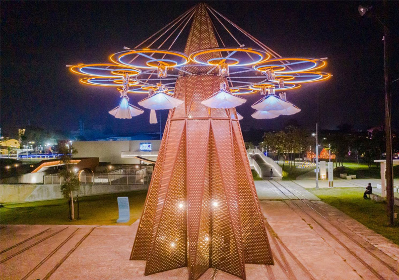 屏東燈節「摺紙生花」。屏東縣政府提供