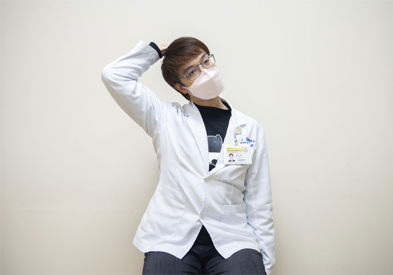 肩頸簡易伸展動作示範。(動作示範/物理治療師張堯舜,下同)萬芳醫院提供