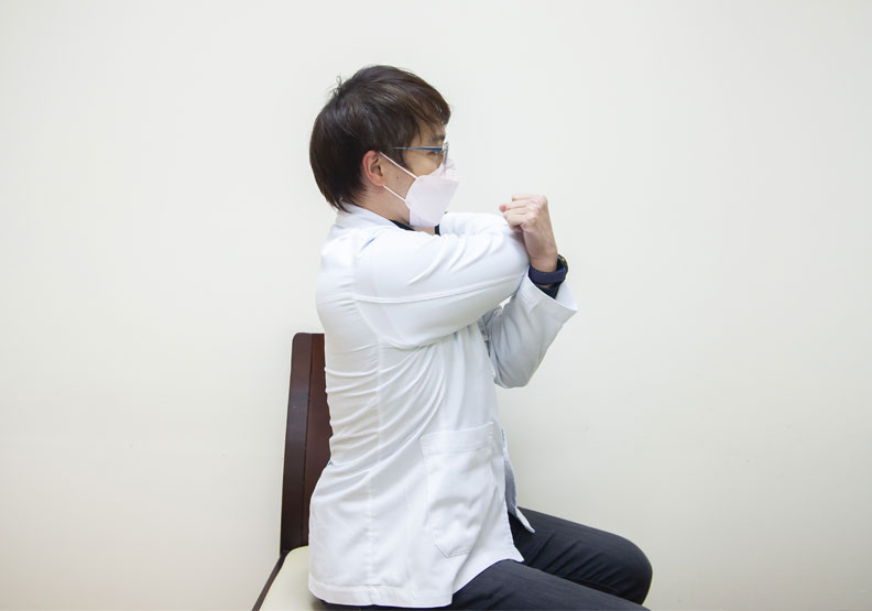 背部伸展簡易動作示範。萬芳醫院提供