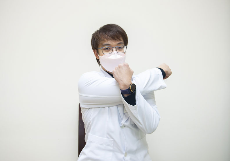 背部伸展簡易動作示範。萬芳醫院提供