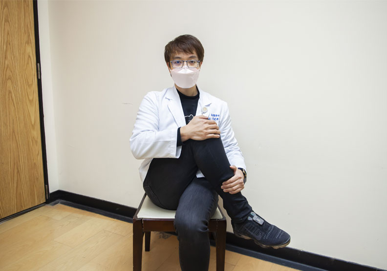 大腿伸展簡易動作示範。萬芳醫院提供