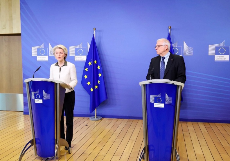 歐洲聯盟（EU）外交和安全政策高級代表波瑞爾（右）27日表示，歐盟將提供「戰機」給烏克蘭。圖左為歐盟執委會主席范德賴恩。圖片來源/Ursula von der Leyen Twitter