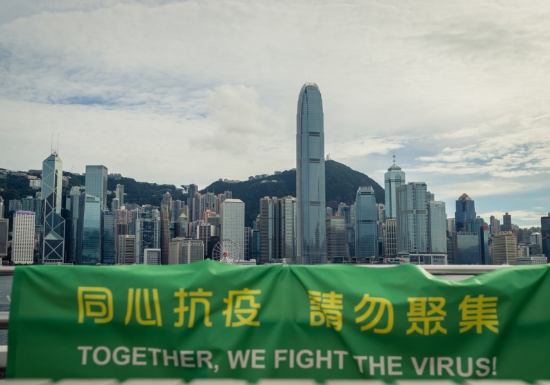 香港28日新增超過3.4萬例確診，再創單日新高。圖片來源/取自unsplash by Derek Tang