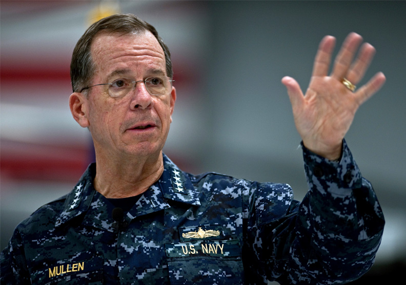 美國前參謀首長聯席會議主席穆倫（Mike Mullen）。Flickr by 99th Air Base Wing Public Affairs Photographers