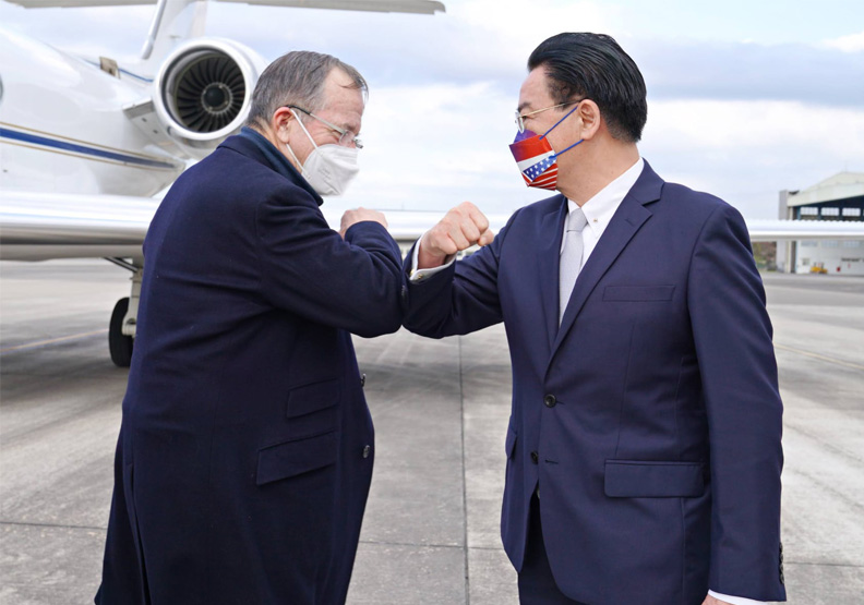 圖／外交部長吳釗燮迎接拜登「重量級跨黨派訪團」。取自外交部 Ministry of Foreign Affairs, ROC（Taiwan）臉書