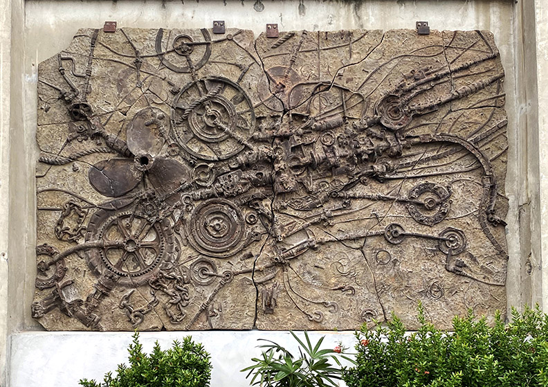 「打狗港遺跡化石」是藝術家涂維政所創作，是利用高雄港的史機械如船的零件等來壓印、翻模成化石狀，象徵高雄港的歷史和榮景。