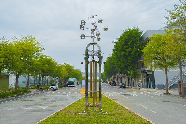 「風與鐘聲」是藝術家王仲堃所創作，藉由風的力量旋轉齒輪，敲擊管鐘，對應不同風速所牽引的節奏，呈現大港風的情緒。