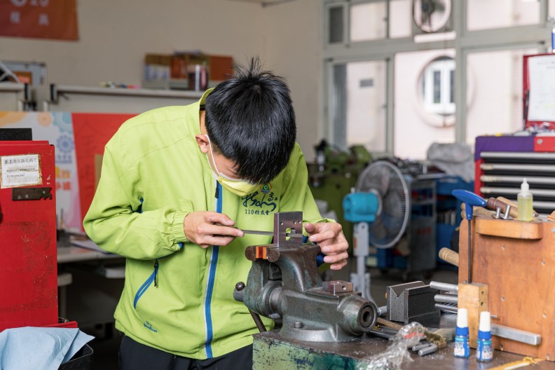 新北高工黃建宏同學榮獲110學年度全國高級中等學校工業類學生技藝競賽模具職種金手獎第一名。