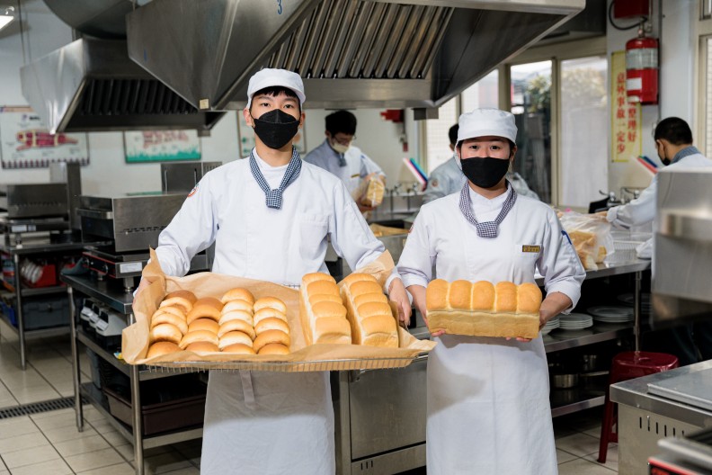 穀保家商重視學生實作能力，學生參加「烘焙食品－西點蛋糕、麵包」、「電腦軟體應用」乙級證照的通過率遠超過全國數倍，致力縮短學生的學用落差。