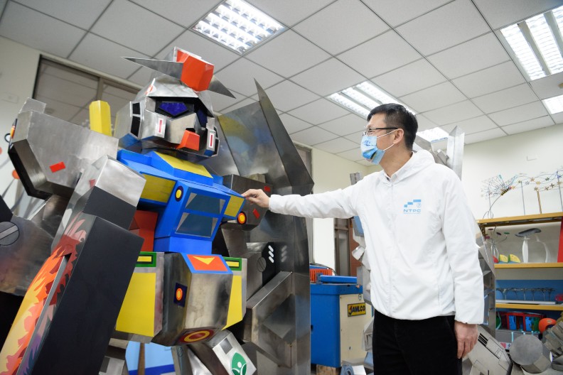 透過新興產業試探課程，讓學生勇於嘗試與創新，秉持創客精神、跨域學習，發展自己的優勢能力，在不同領域展現自信與熱情。