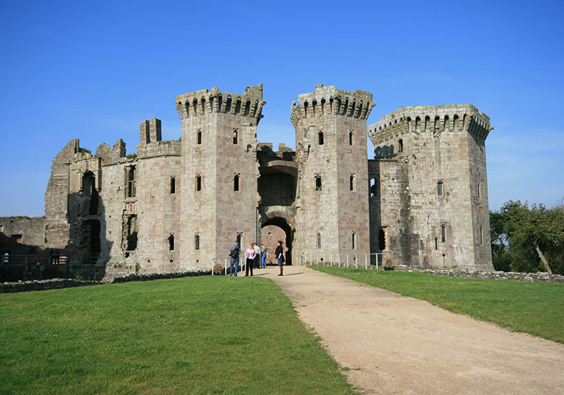 威爾斯位於東南部鄉村地區的拉格蘭城堡(Raglan Castle),取自維基百科。