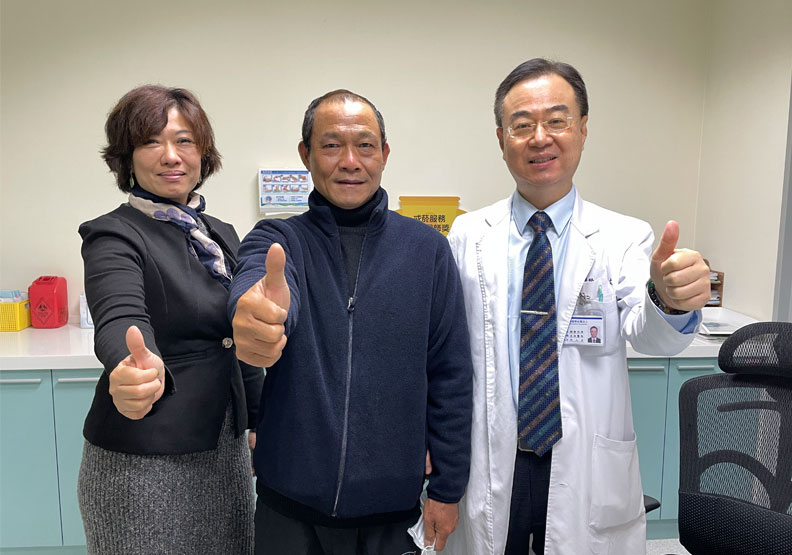 右起胸腔內科許人文醫師與患者陳先生本人及患者女友合照。烏日林新醫院提供