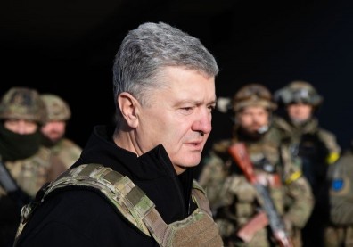 曾被普丁鎖定八年！烏克蘭前總統竟也扛步槍上街頭？