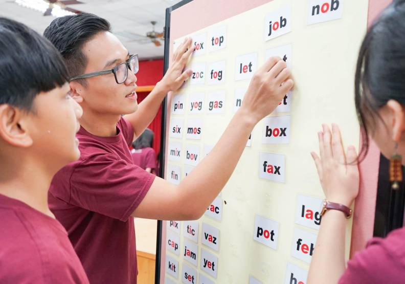 108課綱與雙語政策，將為教學現場帶來新的挑戰。圖為台師大PASSION扎根教學團隊。台師大提供