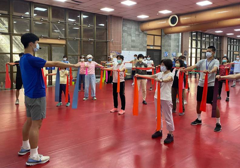 台灣即將邁入超高齡社會，針對高齡族群的旅遊、健身服務將是一大商機。圖為台師大體育系推動青銀共學。台師大提供
