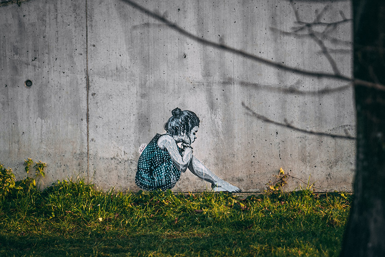 我無關痛癢的答覆只是被她發現我強裝沒事、故作輕鬆。僅為情境圖，取自unsplash