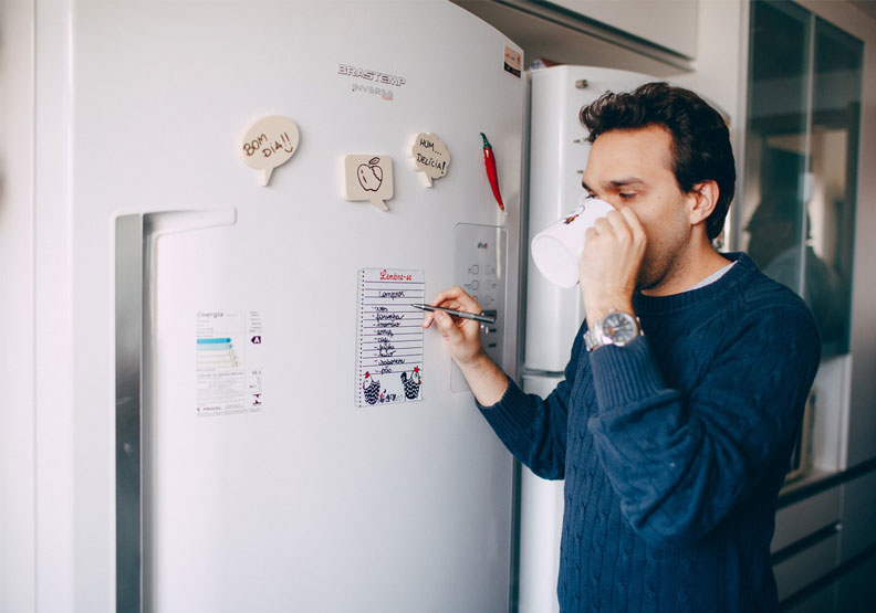 若停電時間較長,又須拿取冰箱冷藏室、冷凍櫃的食物,為減少打開冰箱門的次數,建議可在冰箱門上貼上冷藏室、冷凍櫃內的食品種類清單。Pexels by Helena Lopes