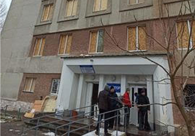 日托米爾(Zhytomyr)醫院因附近遭飛彈轟炸窗戶都被震碎只能用木板遮蔽。烏克蘭民眾提供