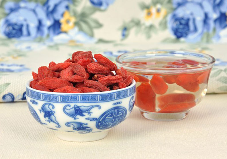 針對慢性咽喉炎引起的梅核氣,中醫建議食療為百合枸杞茶。Pixabay by JoaKwan