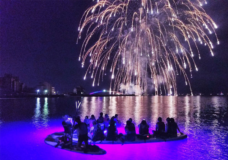 「夜晚龍舟板SUP立槳」在海上賞煙火，可以輕鬆站或坐在板上，悠遊於夜間的海平面上。Klook提供