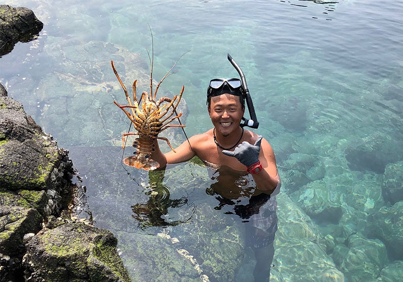 體驗獨特的抓龍蝦、挖石蚵、撿螺，一整天的行程有吃又有玩。Klook提供