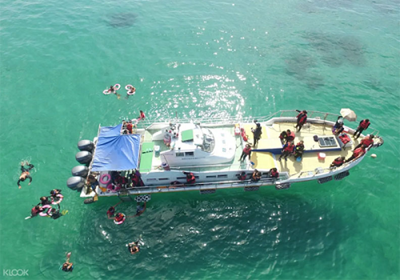 在「南方四島國家公園」海域浮潛及遊玩包括跳水、划水衝浪等水上活動。Klook提供