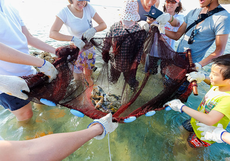 「抱墩抓石斑魚體驗」將帶旅客玩出不一樣的澎湖，還能認識當地居民的捕魚智慧。Klook提供