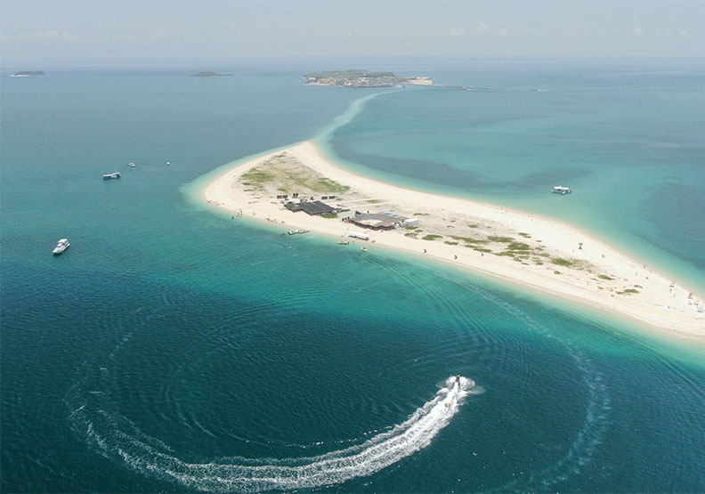 「東海龍蝦島跳島體驗」將前往澎湖東海有台灣馬爾地夫的美稱的「澎澎灘」，輕鬆拍下超夢幻的美照。Klook提供