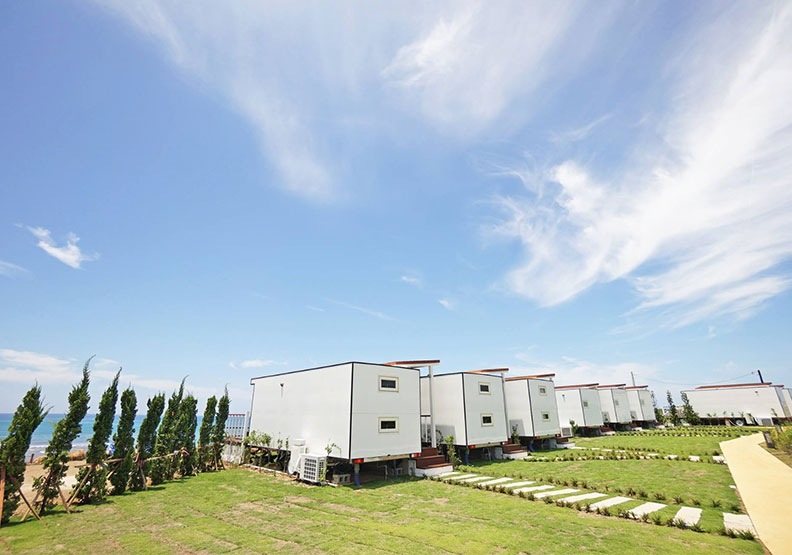 緊鄰海邊，享受被海浪聲喚醒的早晨，僅需步行10秒就可抵達祕境沙灘。Klook提供