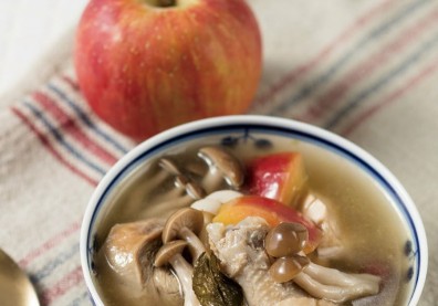 喝膩香菇雞湯、蒜頭雞湯？試試用茶葉自製「茶香蘋果燉雞」