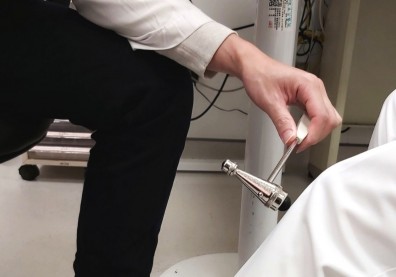 不自主抖腳、腳像蟲爬過搔癢又痠疼？這些人是「不寧腿」好發族群