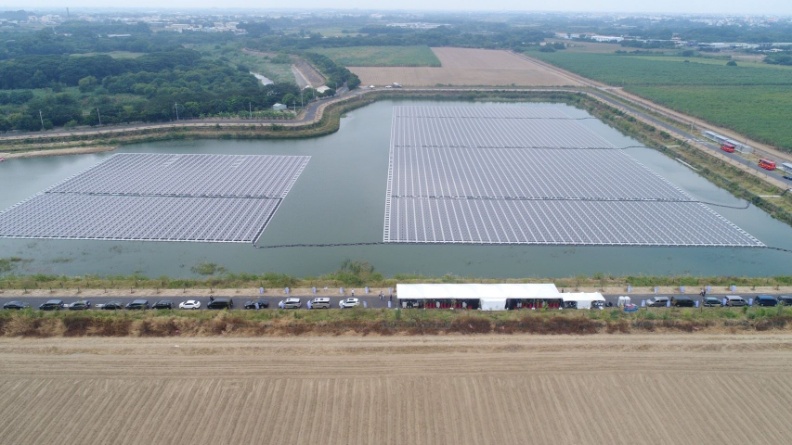 嘉義縣首批滯洪池太陽光電廠綠電交易，於去年底啟用。