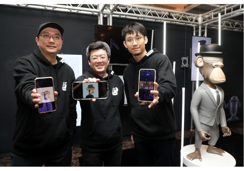 Taiwan DAO三位共同創辦人，左起Nick Peng，CCIE11440與Gene Huang，一起秀出無聊猿NFT合影。