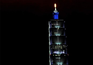 別奇怪，這1小時全台7-ELEVEN的招牌都不亮了，發現別樣美好