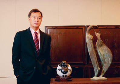 台灣需要更多「長腿叔叔」嚴凱泰，不需要搞大內宣的政客！