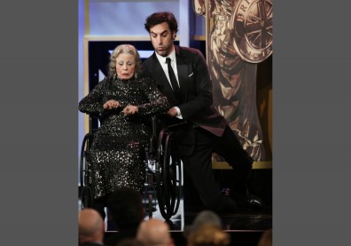 比奧斯卡更驚嚇！2013年BAFTA得獎人，把輪椅上的老太太推下台？