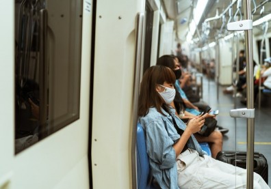 搭乘地鐵、公車不再強制戴口罩！新加坡擴大鬆綁「室內口罩令」
