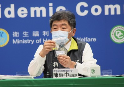 曾與確診記者同場記者會，陳時中：快篩「只有一條線」是陰性可安心